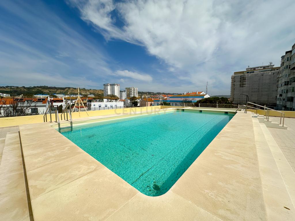 Apartamento T1, com Piscina, Parqueamento e Vista Mar - Image 2