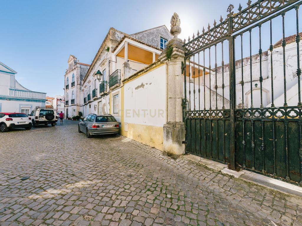 Palacete histórico - um imóvel único junto ao rio no centro da vila de Alcochete - Image 1