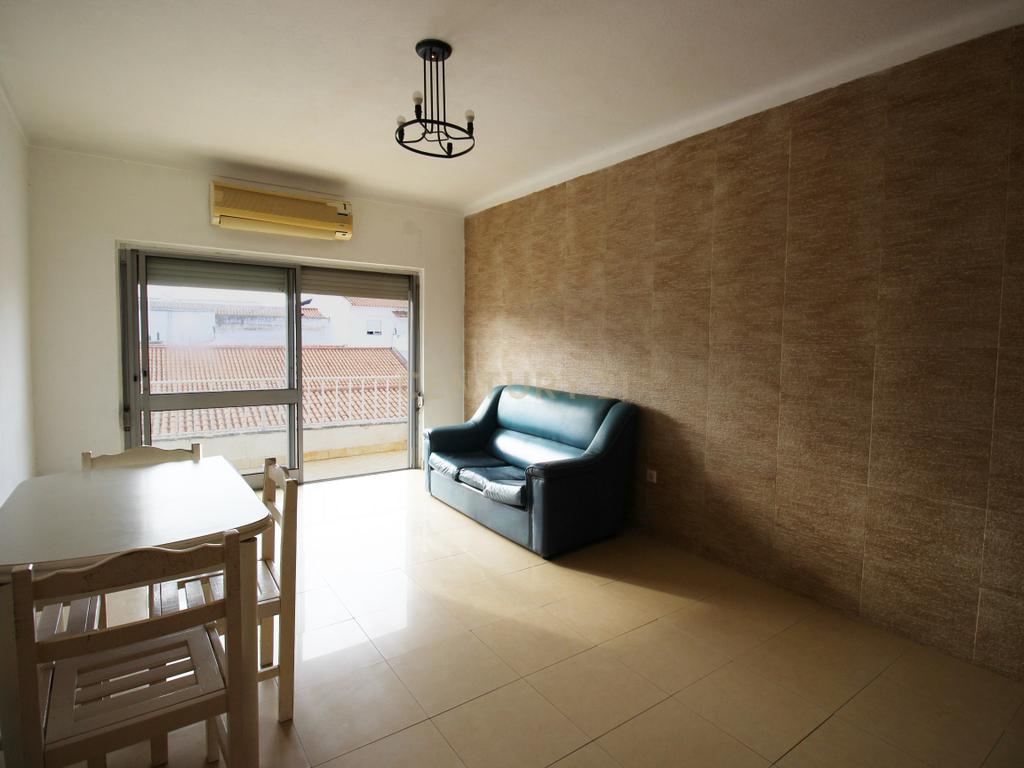 Oportunidade em Moura: T2 Parcialmente Remodelado com Terraço e Sótão com Potencial - Image 8