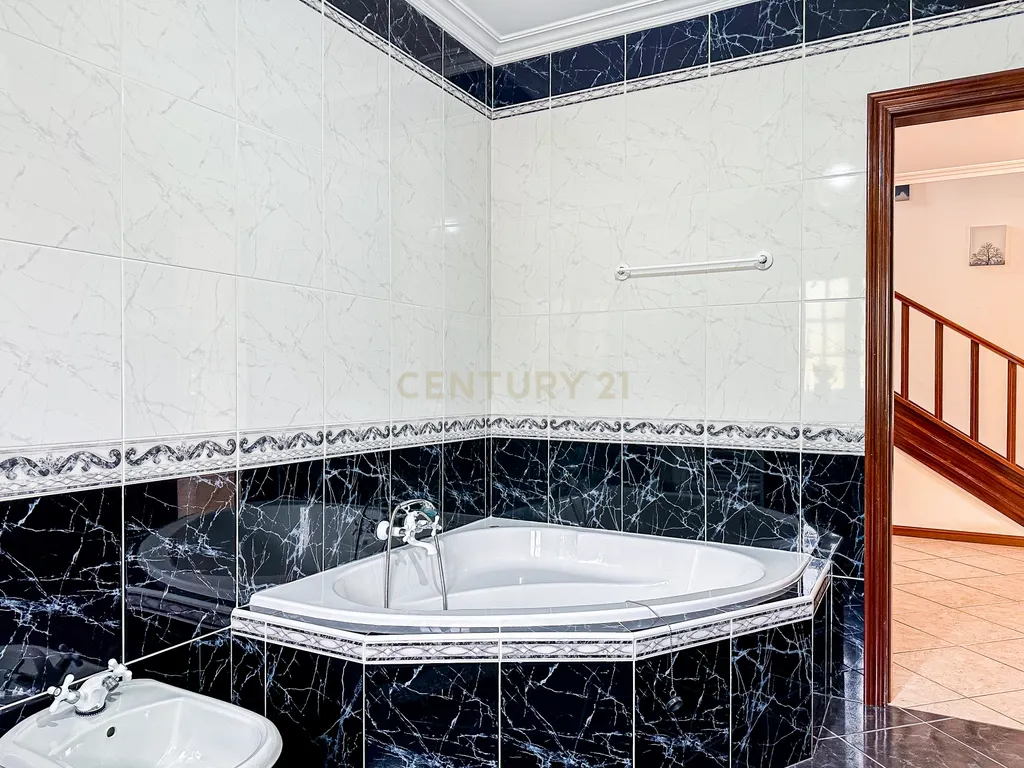 Empreendimento - Quinta com 3,5ha (35.288m²) - Moradia T5, com amendoeiras e oliveiras. Vila Flor - Bragança - Image 18