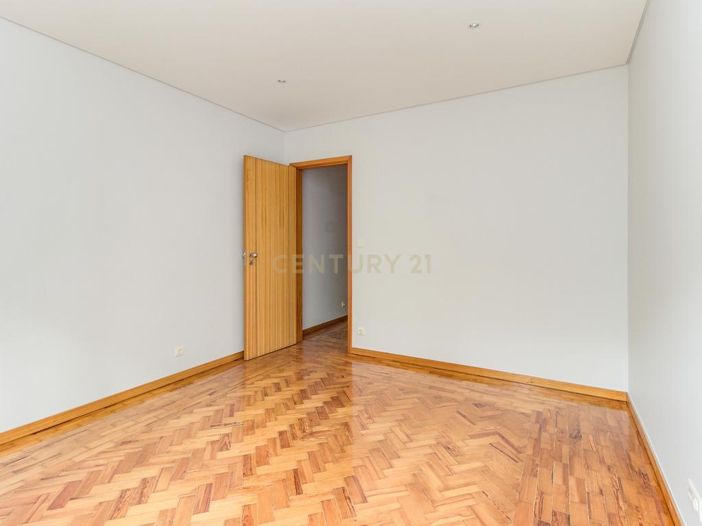 PRÉDIO DE OITO  FOGOS  DEVOLUTOS. TERRAÇO DE 100M2.  ALTO RENDIMENTO ANUAL. - Image 39