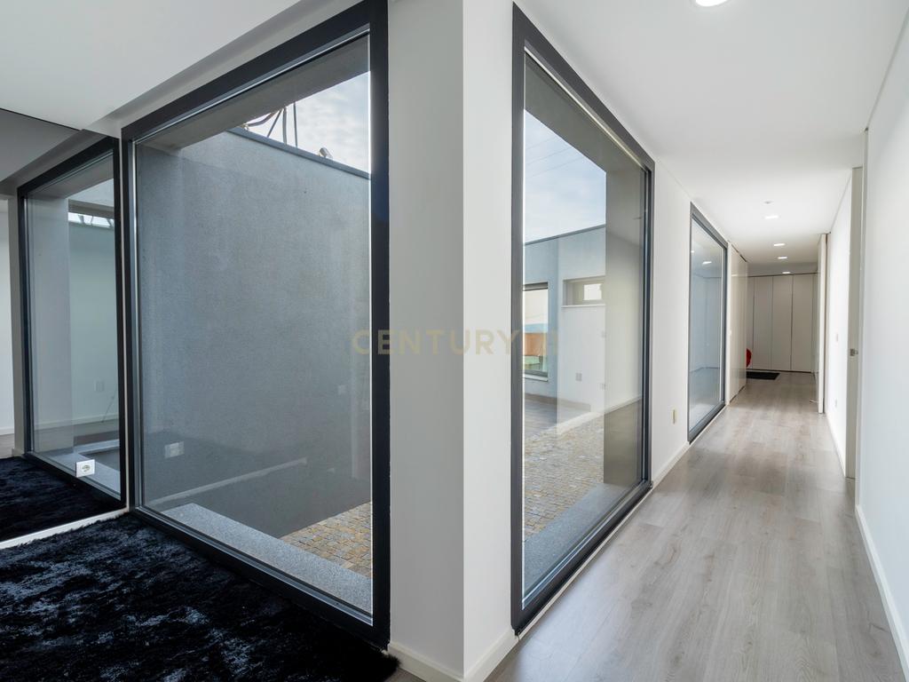 Moradia T3 + 1 Térrea, Individual com Piscina Vistas Panorâmicas em Mesão Frio - Guimarães - Image 18