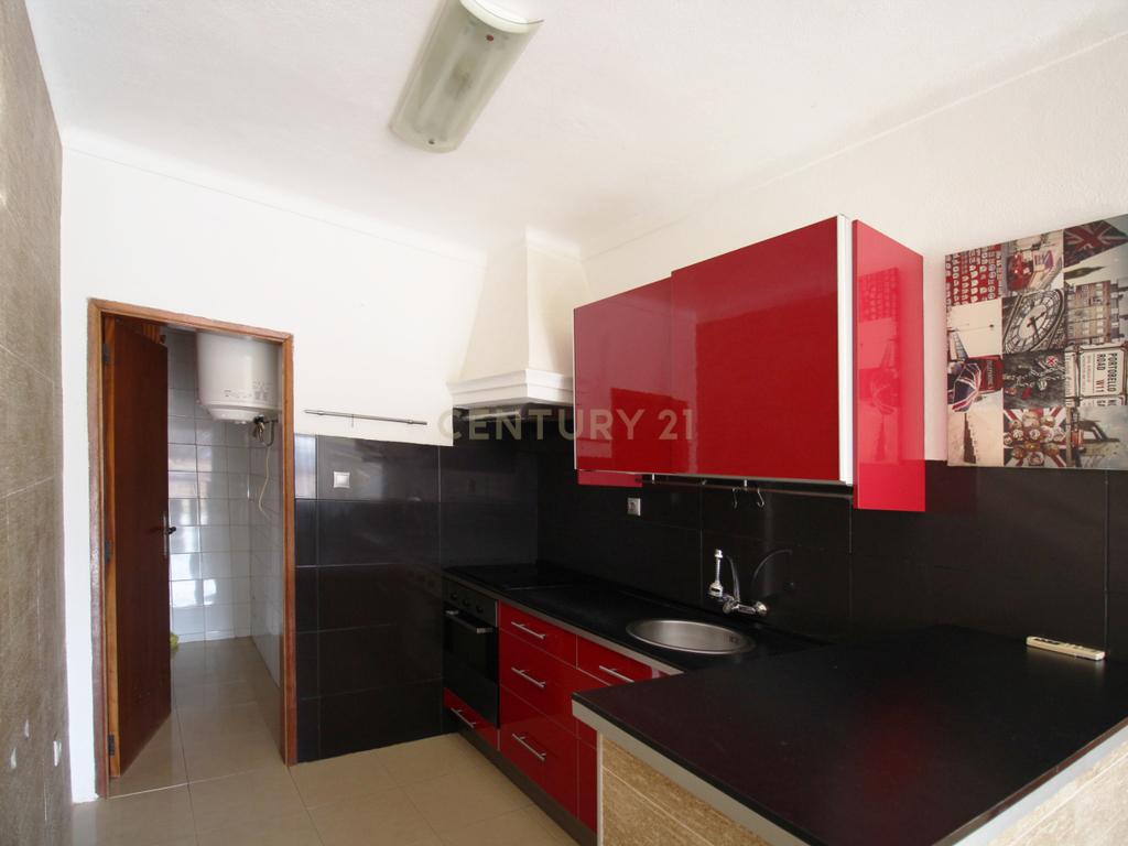 Oportunidade em Moura: T2 Parcialmente Remodelado com Terraço e Sótão com Potencial - Image 5