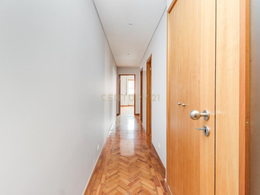 PRÉDIO DE OITO  FOGOS  DEVOLUTOS. TERRAÇO DE 100M2.  ALTO RENDIMENTO ANUAL. - Image 35