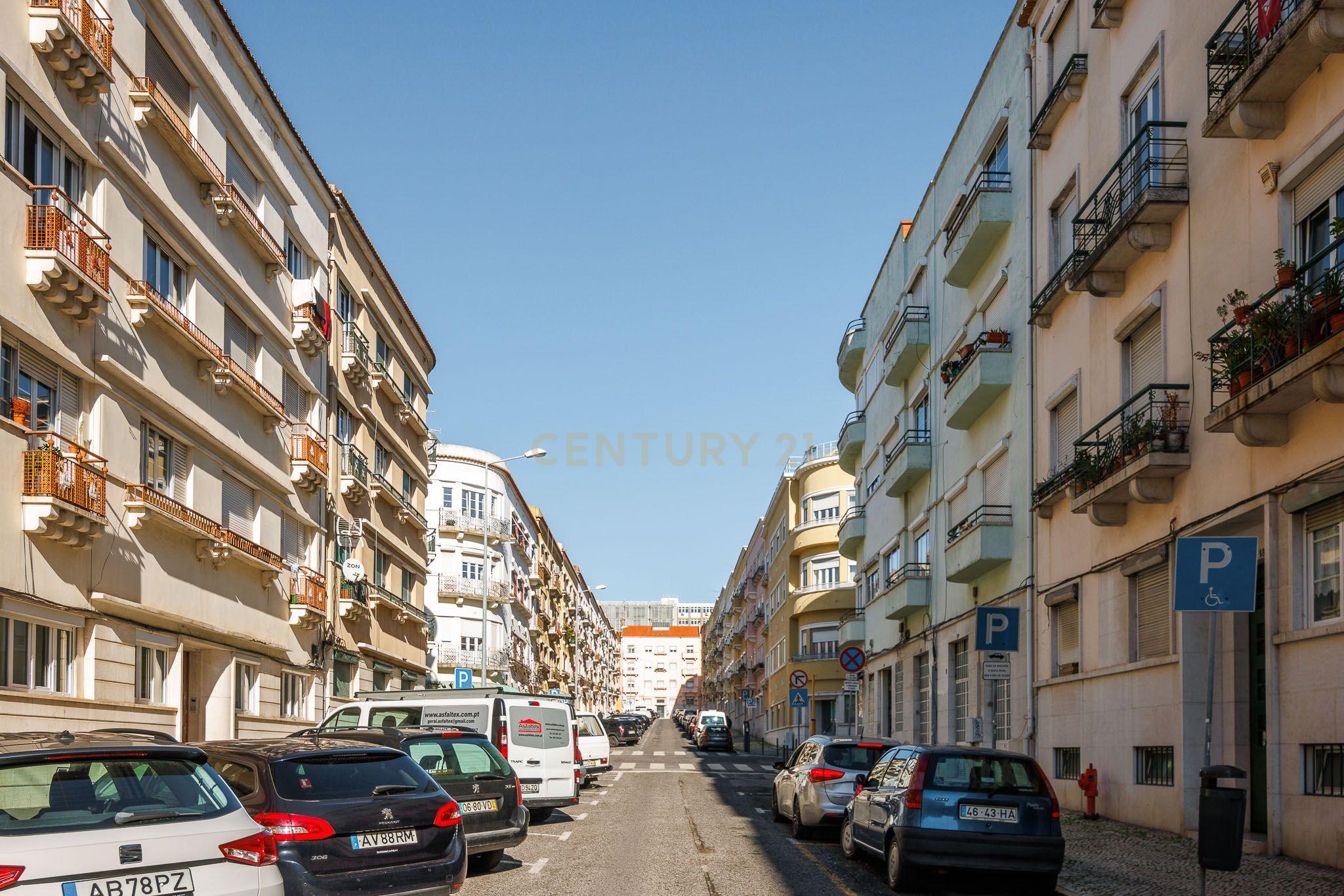 T3 Bairro dos Atores com espaço exterior - Image 37