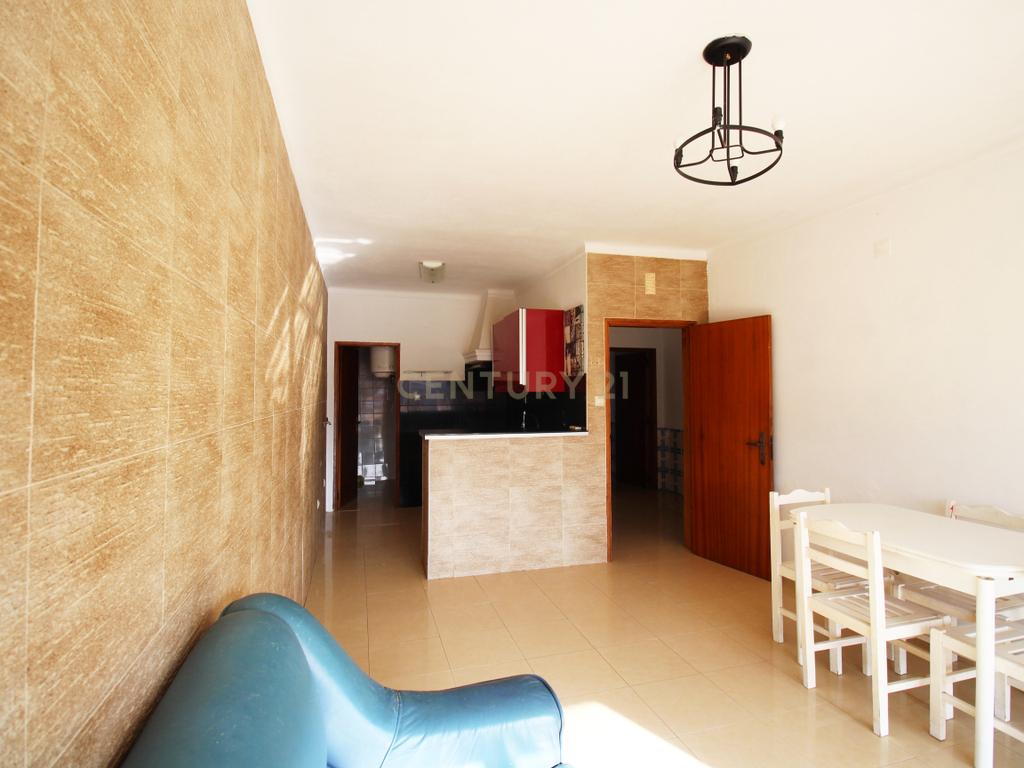 Oportunidade em Moura: T2 Parcialmente Remodelado com Terraço e Sótão com Potencial - Image 7