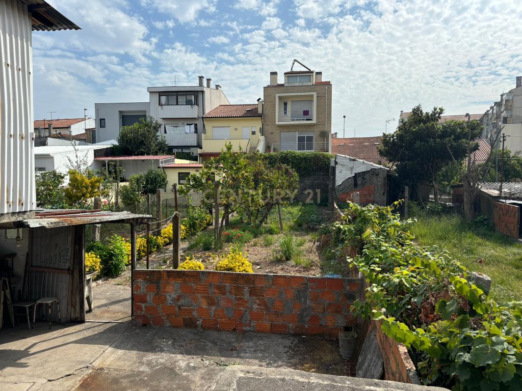 Moradia T3 em terreno c/257m² à Rua da Estação, São Mamede Infesta - Image 2
