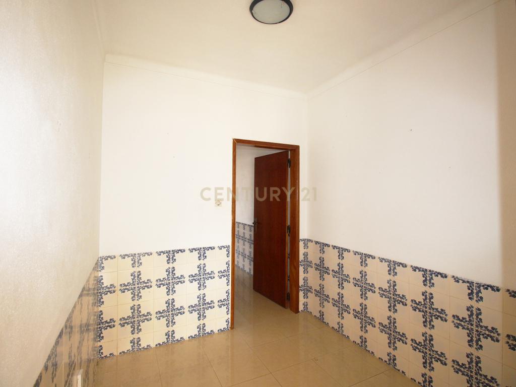 Oportunidade em Moura: T2 Parcialmente Remodelado com Terraço e Sótão com Potencial - Image 9
