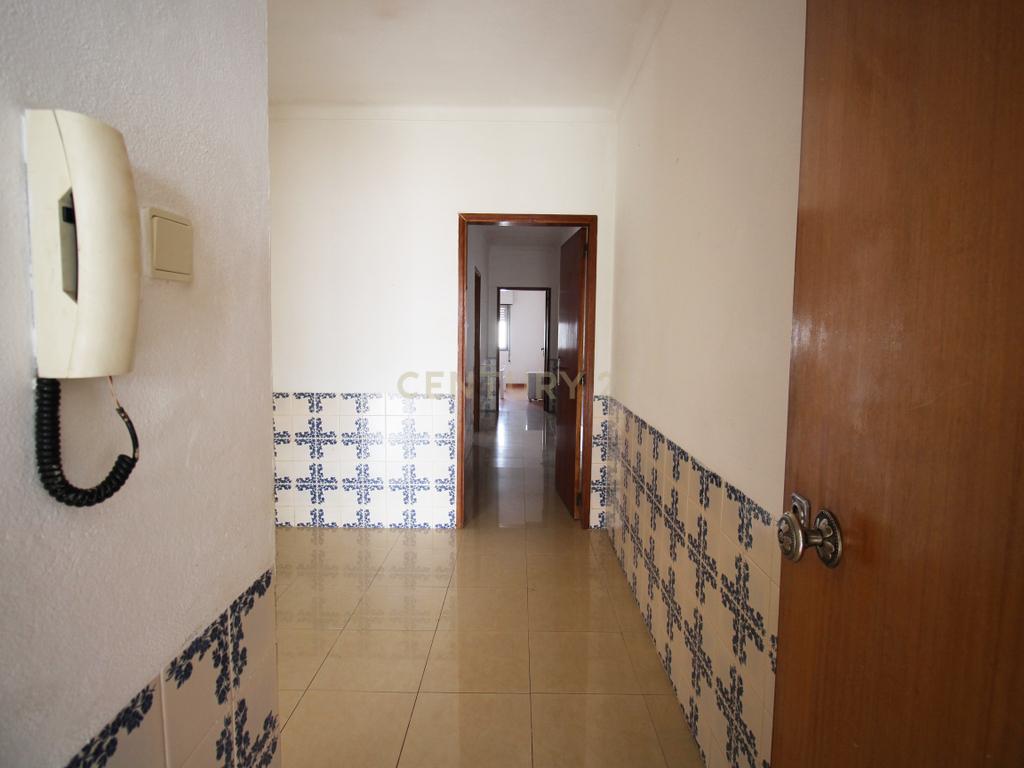 Oportunidade em Moura: T2 Parcialmente Remodelado com Terraço e Sótão com Potencial - Image 3