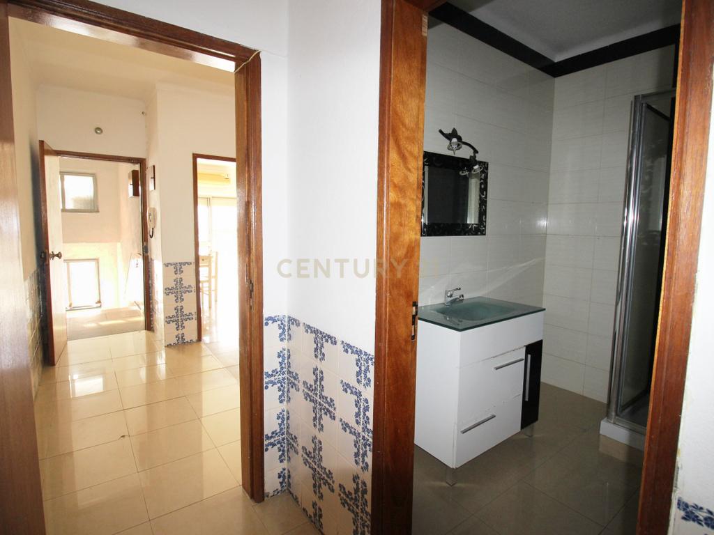 Oportunidade em Moura: T2 Parcialmente Remodelado com Terraço e Sótão com Potencial - Image 10