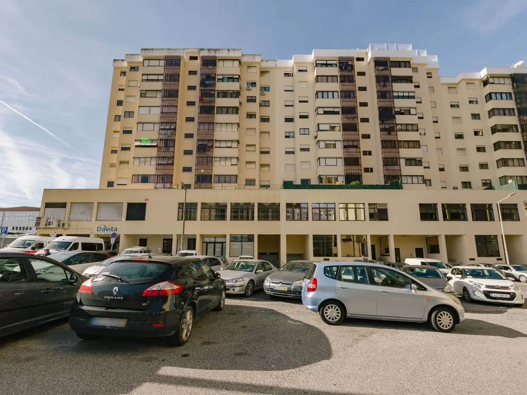 Loja Urbanização Quinta do Património/Sacavém - Image 1