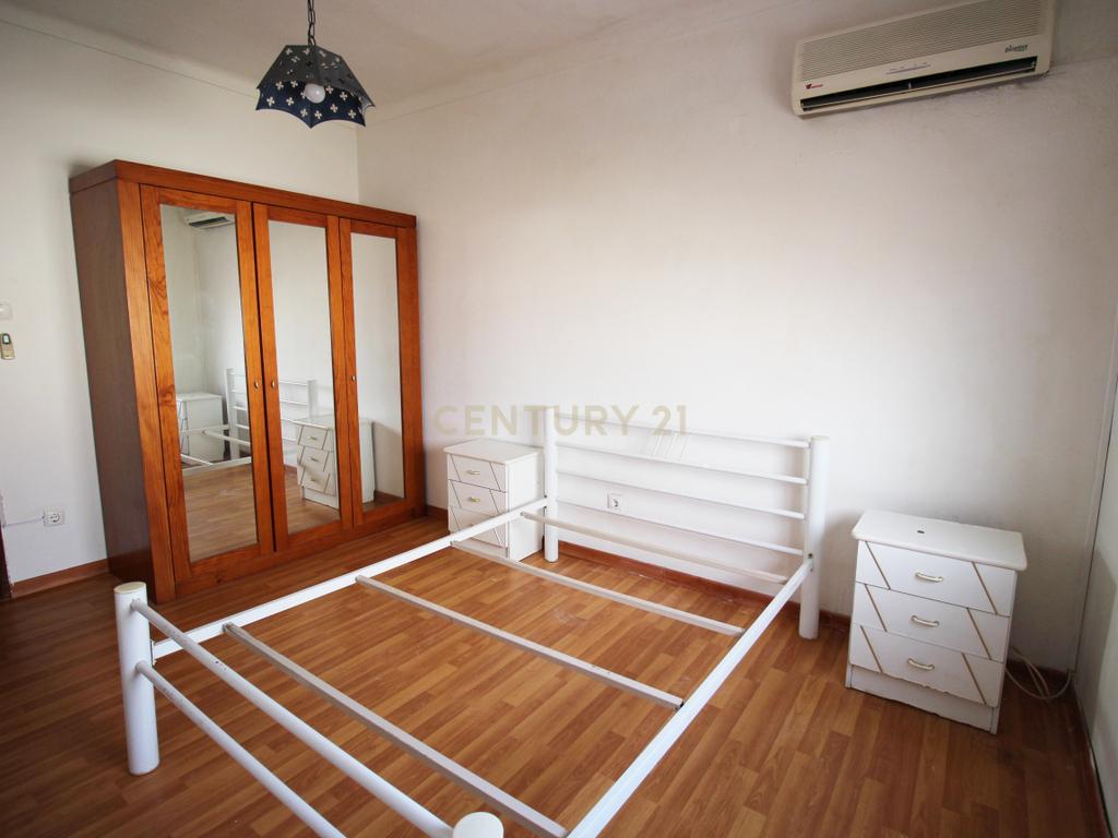Oportunidade em Moura: T2 Parcialmente Remodelado com Terraço e Sótão com Potencial - Image 13