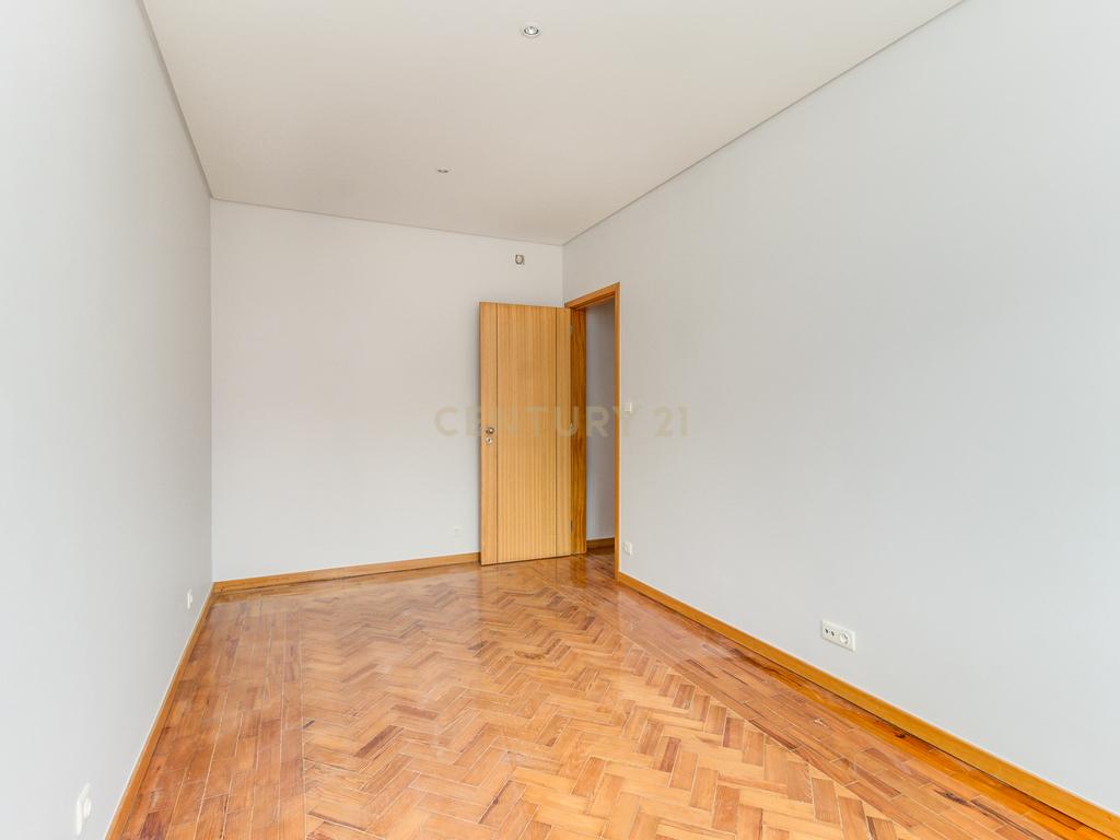 PRÉDIO DE OITO  FOGOS  DEVOLUTOS. TERRAÇO DE 100M2.  ALTO RENDIMENTO ANUAL. - Image 45