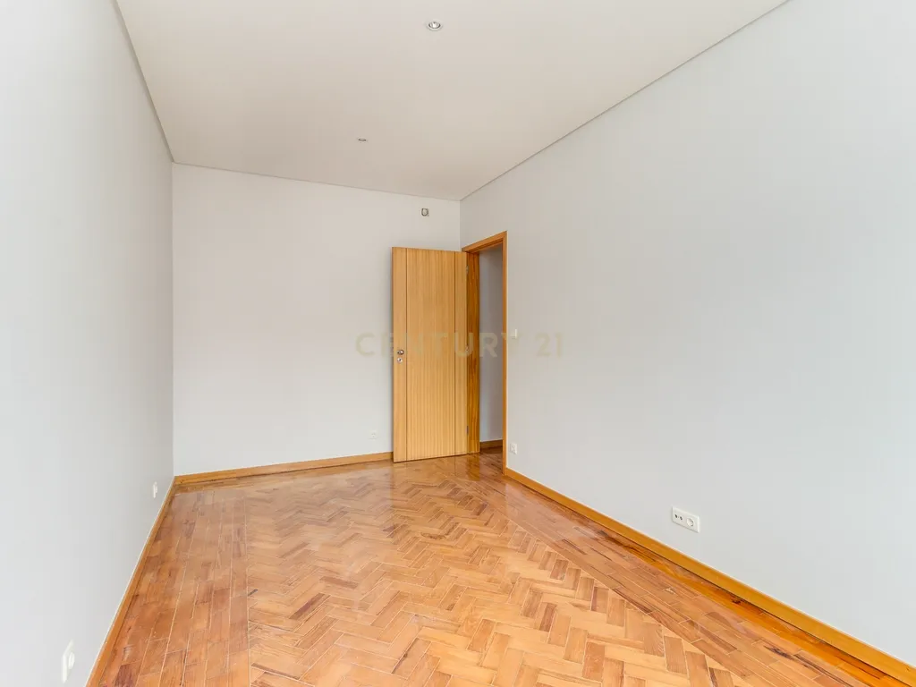 PRÉDIO DE OITO FOGOS DEVOLUTOS. TERRAÇO DE 100M2. ALTO RENDIMENTO ANUAL. - Image 45