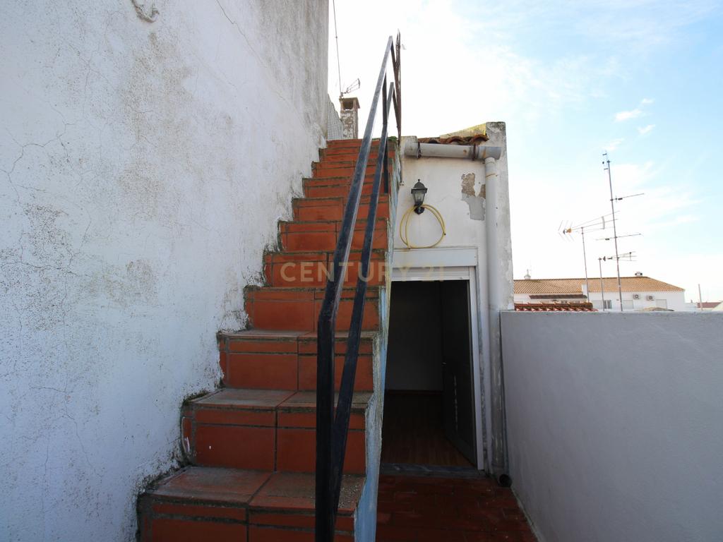 Oportunidade em Moura: T2 Parcialmente Remodelado com Terraço e Sótão com Potencial - Image 15