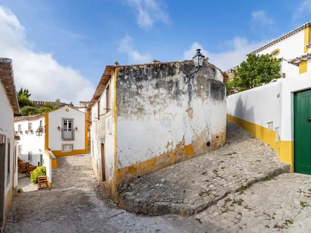 Moradia em ruína, dentro das muralhas em Óbidos - Image 1