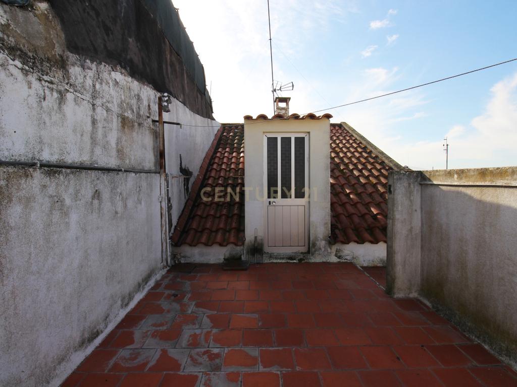 Oportunidade em Moura: T2 Parcialmente Remodelado com Terraço e Sótão com Potencial - Image 17