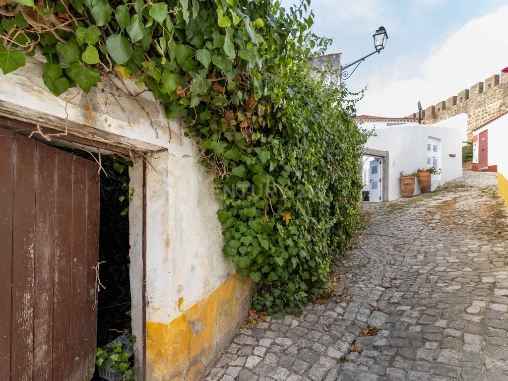 Moradia em ruína, dentro das muralhas em Óbidos - Image 4