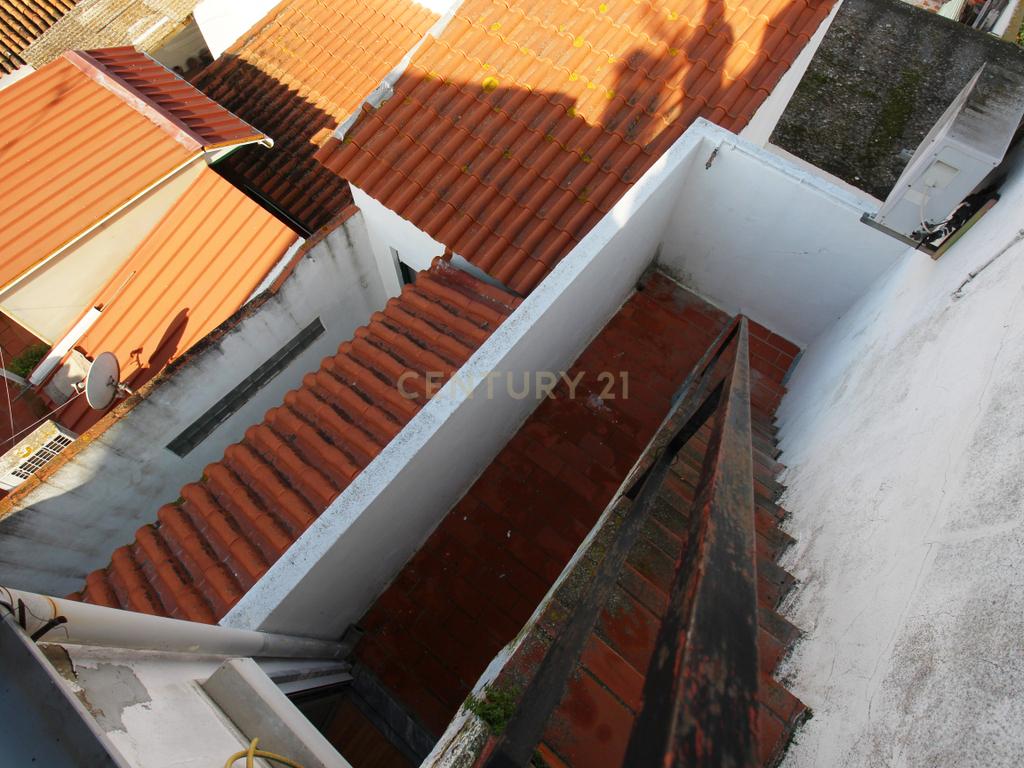 Oportunidade em Moura: T2 Parcialmente Remodelado com Terraço e Sótão com Potencial - Image 16