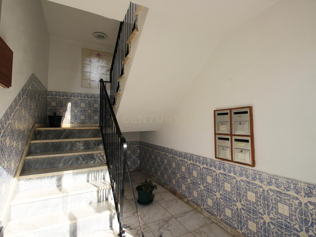 Oportunidade em Moura: T2 Parcialmente Remodelado com Terraço e Sótão com Potencial - Image 23
