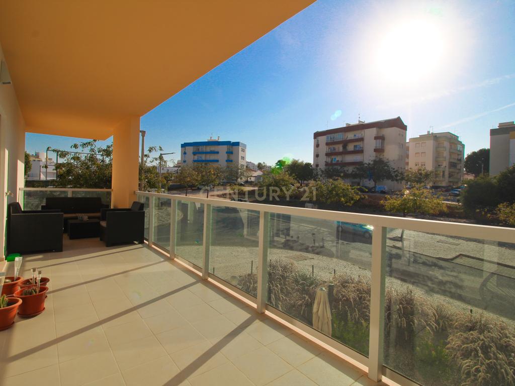Apartamento T1 c/ garagem  novo de 2022 em Portimão - Image 1