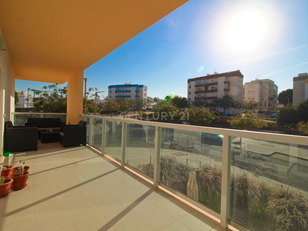 Apartamento T1 c/ garagem novo de 2022 em Portimão - Image 1