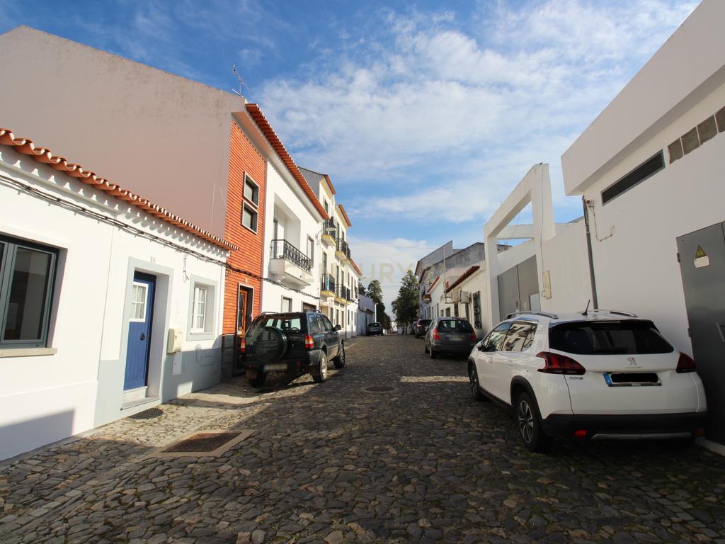 Oportunidade em Moura: T2 Parcialmente Remodelado com Terraço e Sótão com Potencial - Image 25