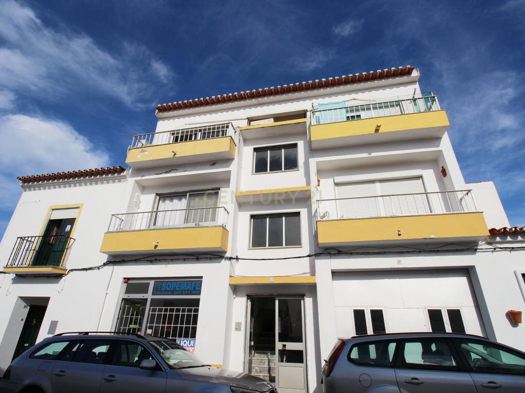 Oportunidade em Moura: T2 Parcialmente Remodelado com Terraço e Sótão com Potencial - Image 2