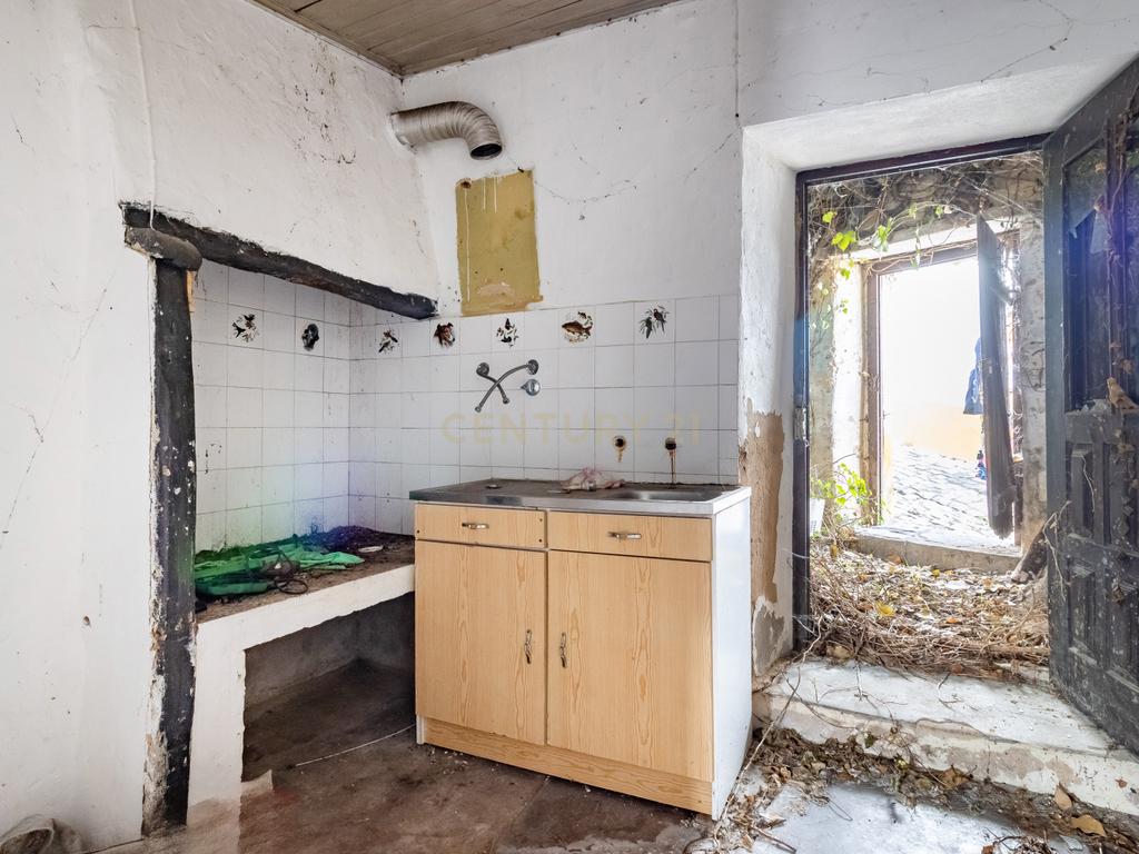 Moradia em ruína, dentro das muralhas em Óbidos - Image 16