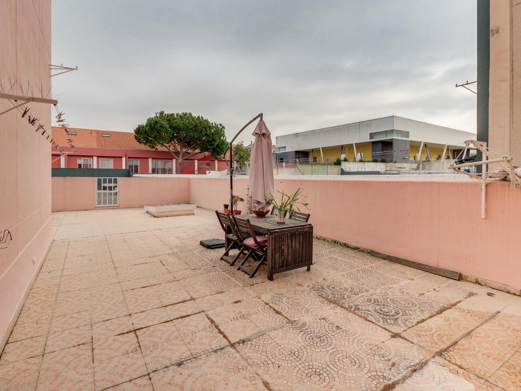 PRÉDIO DE OITO  FOGOS  DEVOLUTOS. TERRAÇO DE 100M2.  ALTO RENDIMENTO ANUAL. - Image 4