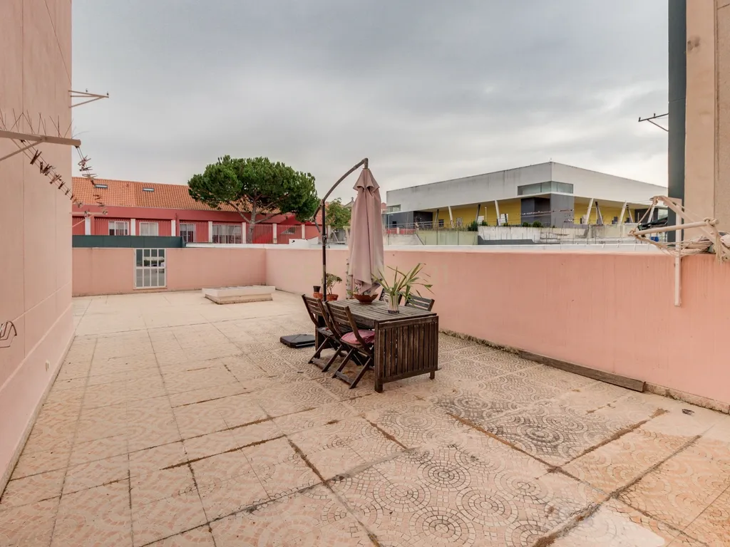 PRÉDIO DE OITO FOGOS DEVOLUTOS. TERRAÇO DE 100M2. ALTO RENDIMENTO ANUAL. - Image 4