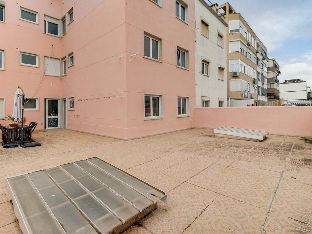 PRÉDIO DE OITO  FOGOS  DEVOLUTOS. TERRAÇO DE 100M2.  ALTO RENDIMENTO ANUAL. - Image 6