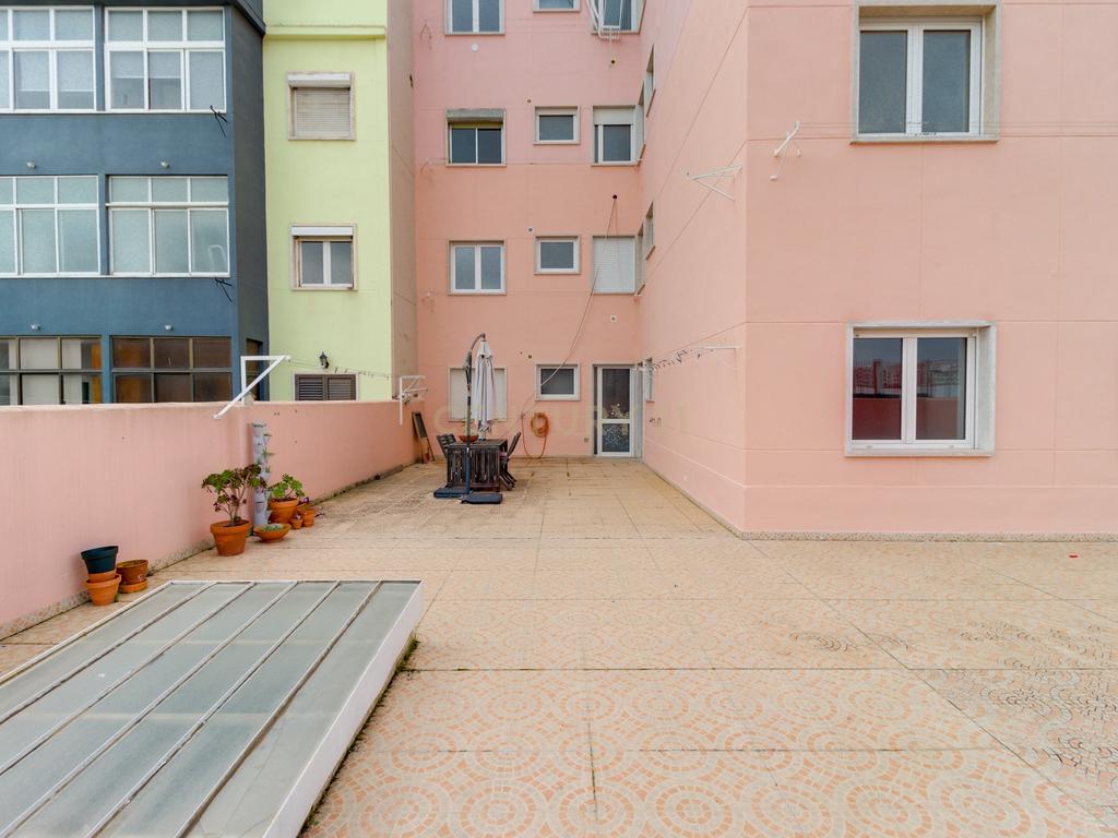 PRÉDIO DE OITO  FOGOS  DEVOLUTOS. TERRAÇO DE 100M2.  ALTO RENDIMENTO ANUAL. - Image 5