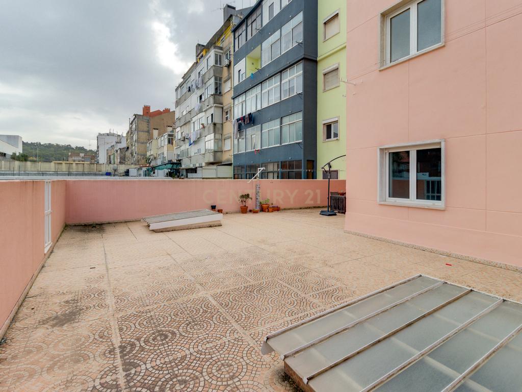 PRÉDIO DE OITO  FOGOS  DEVOLUTOS. TERRAÇO DE 100M2.  ALTO RENDIMENTO ANUAL. - Image 49