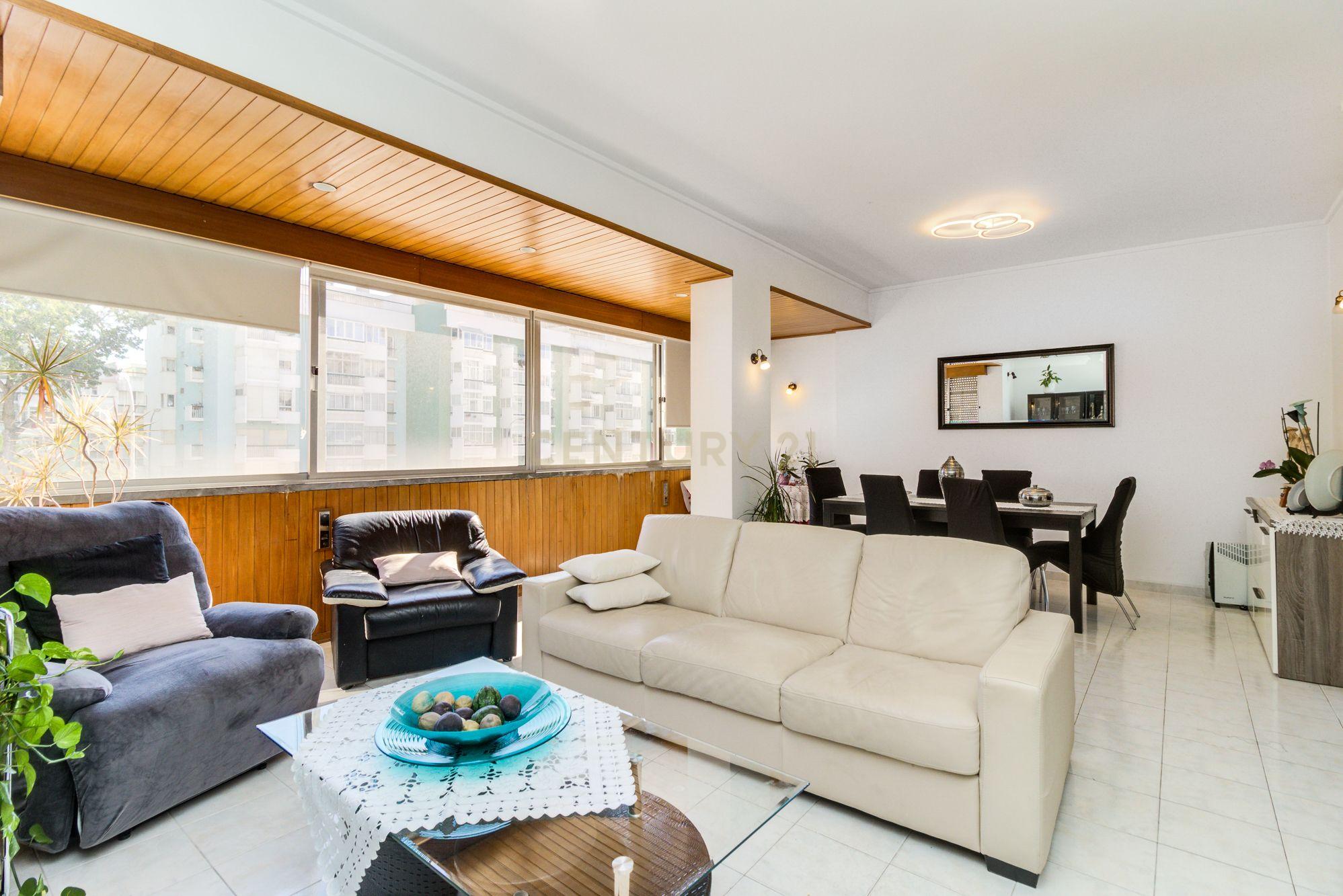 Excelente apartamento T4 em Oeiras (Av Emb. Augusto de Castro) - Image 1