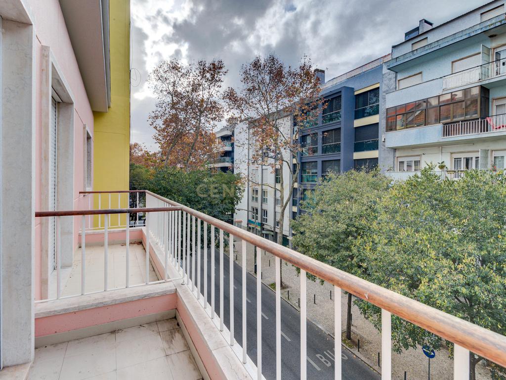 PRÉDIO DE OITO  FOGOS  DEVOLUTOS. TERRAÇO DE 100M2.  ALTO RENDIMENTO ANUAL. - Image 26