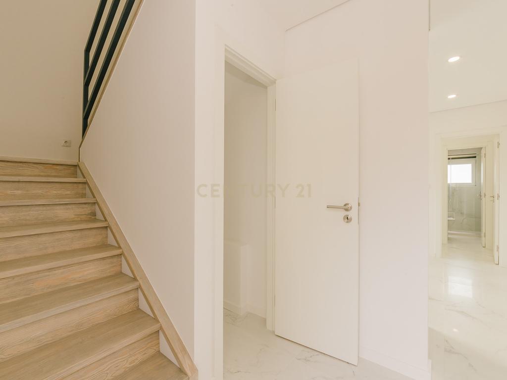 Prédio Novo para Venda no Prior Velho, Loures - Image 9
