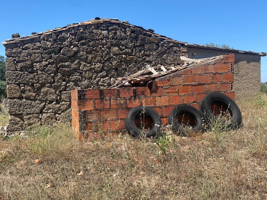 Terreno rústico com casa de xisto, Escalos de Baixo| Castelo Branco - Image 1
