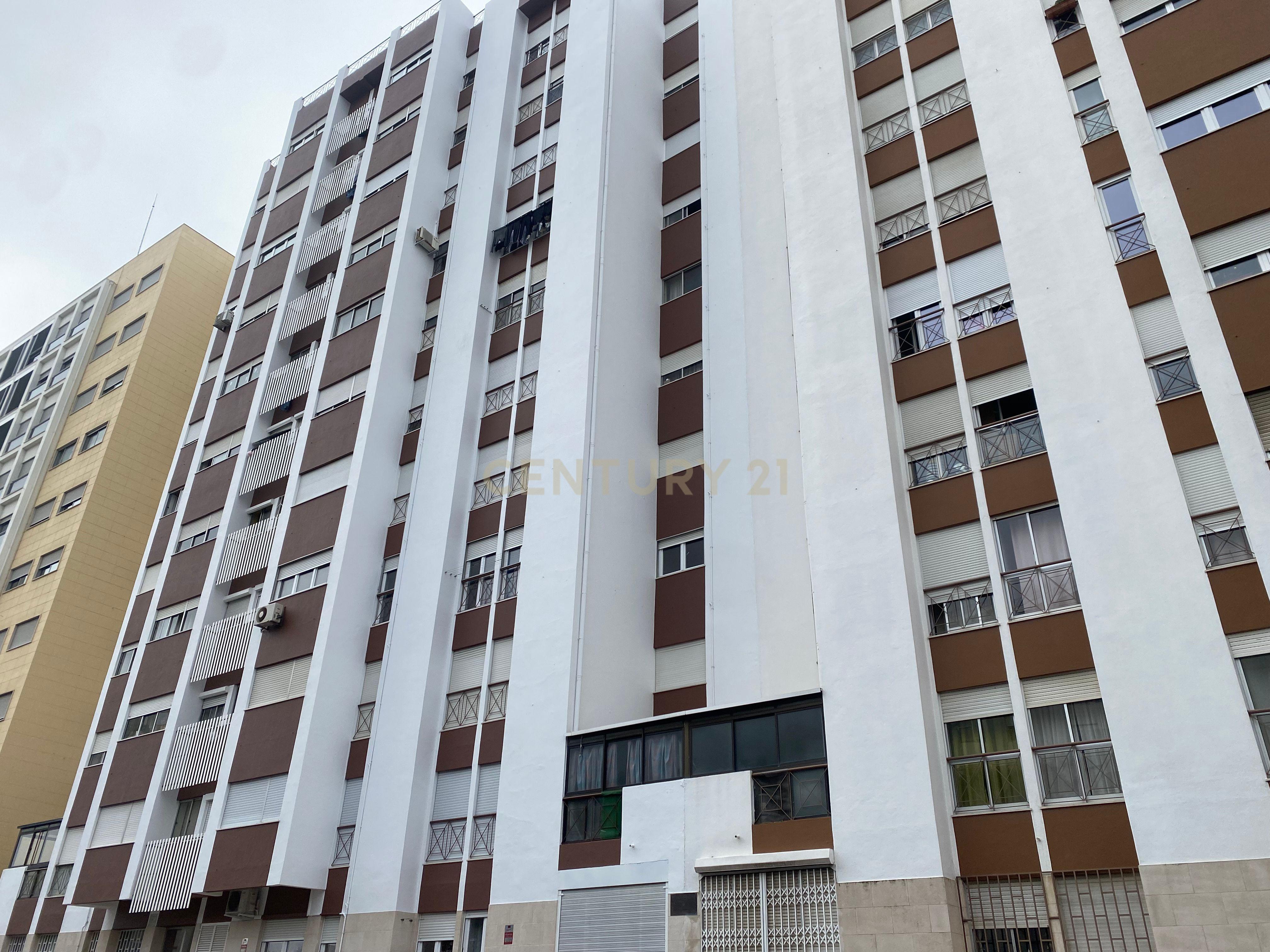 T3 com 95m2 e Renovação Moderna em Marvila - Image 18