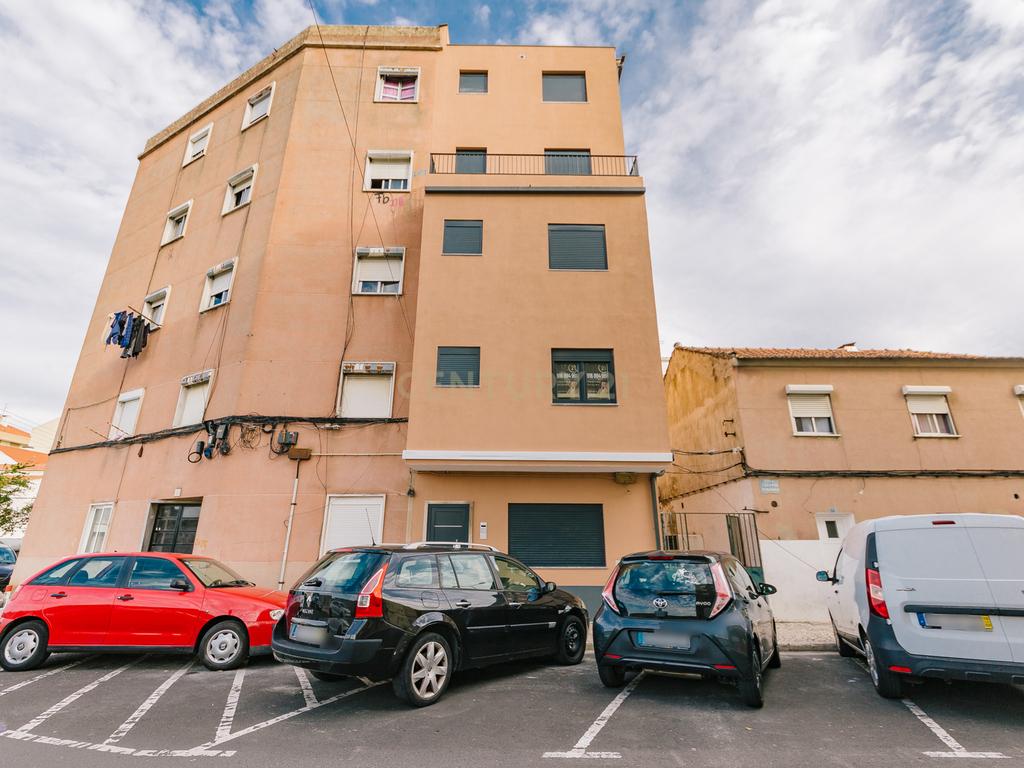 Prédio Novo para Venda no Prior Velho, Loures - Image 1