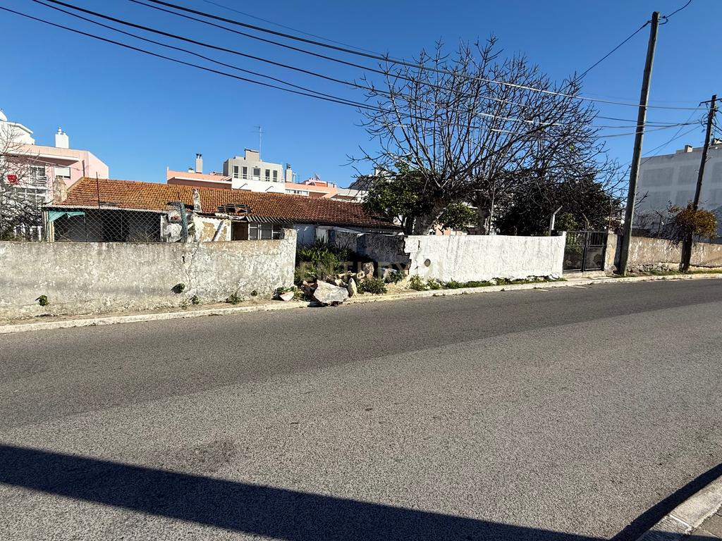 Terreno para Construção no Feijó, Almada – Oportunidade Única! - Image 1