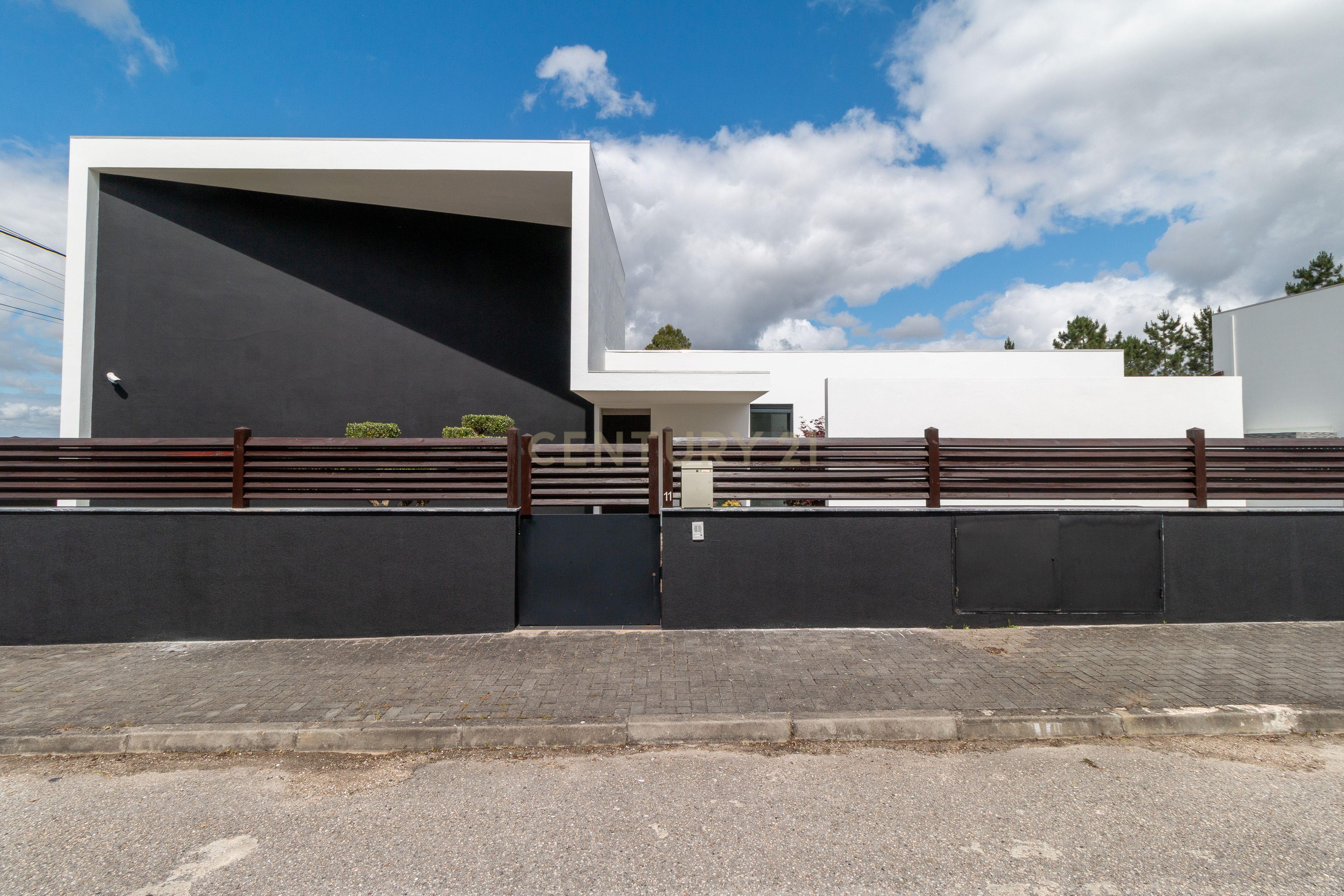 Espaçosa Moradia Térrea Pousos, Leiria: Um Refúgio de Conforto e Elegância - Image 31