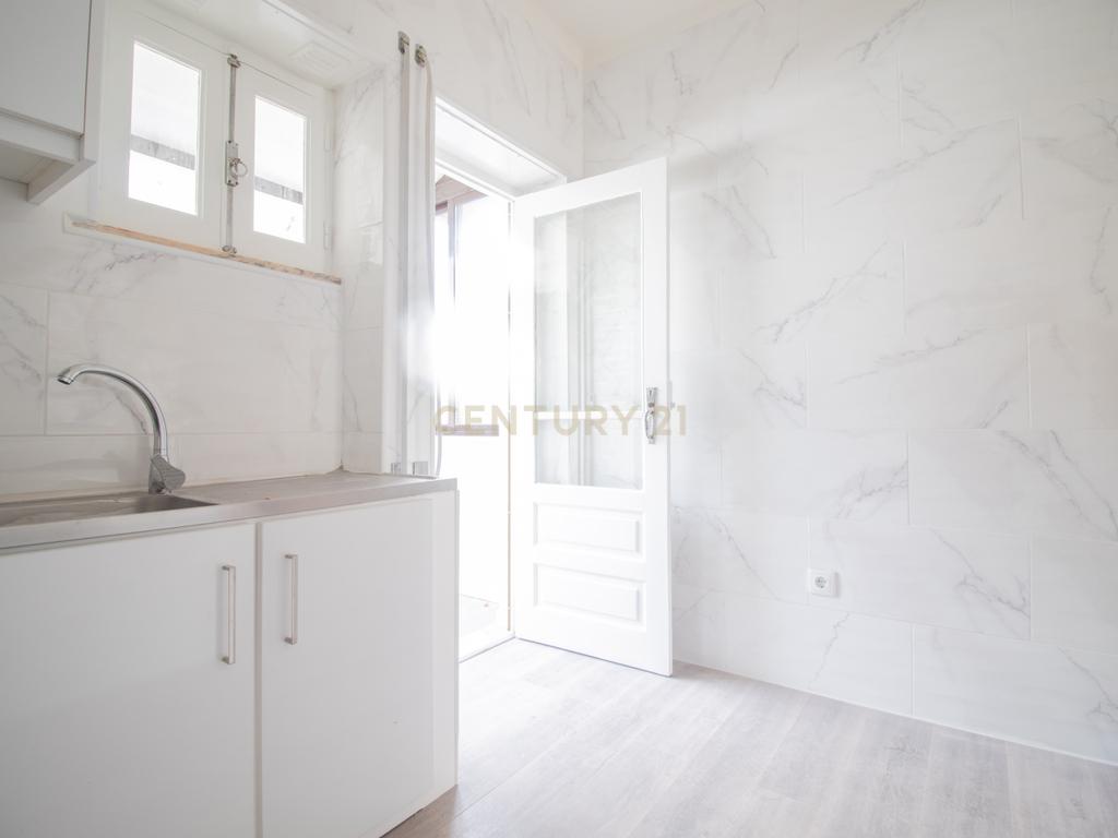 Apartamento T3 remodelado na Relvinha, Coimbra - Image 1