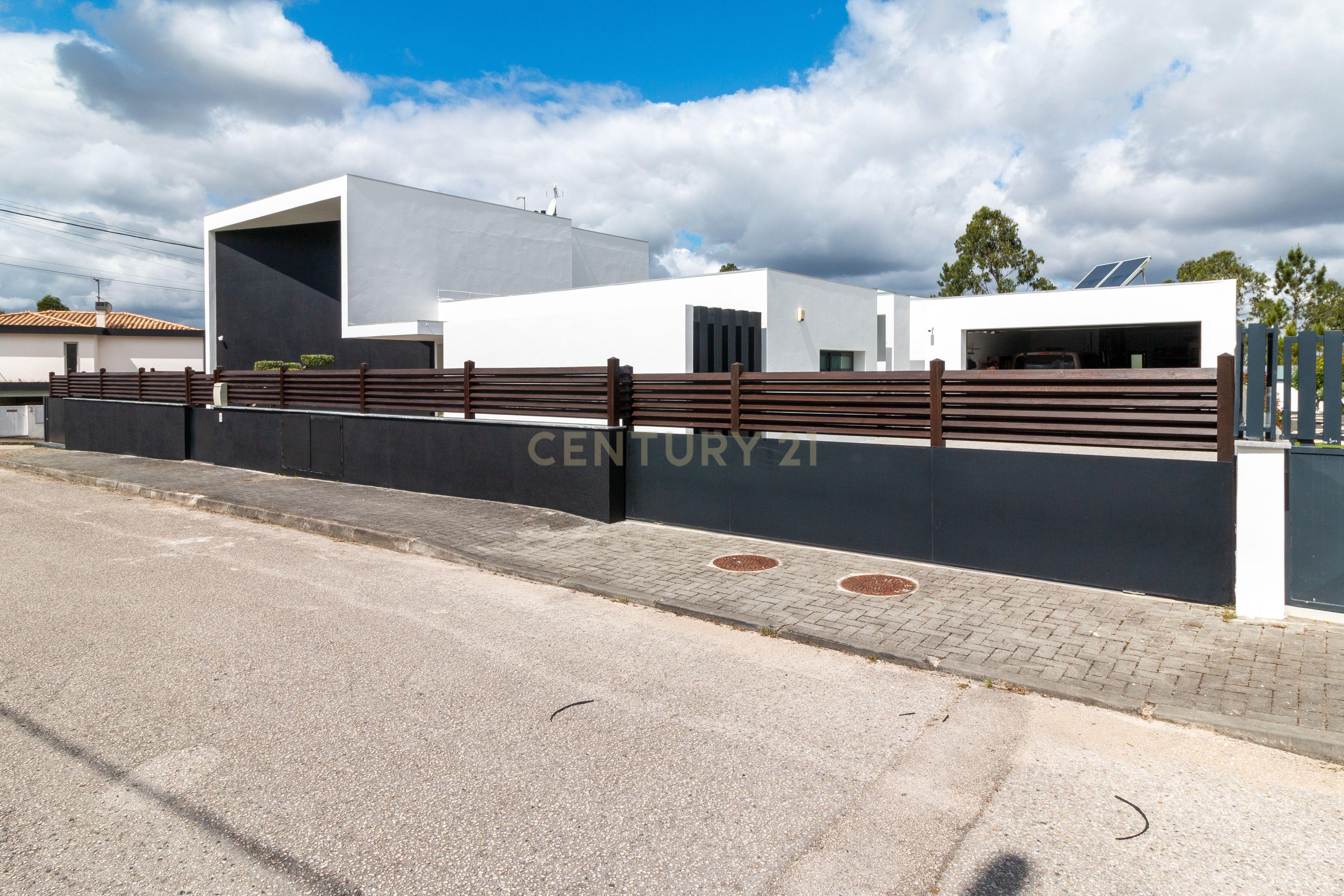 Espaçosa Moradia Térrea Pousos, Leiria: Um Refúgio de Conforto e Elegância - Image 29