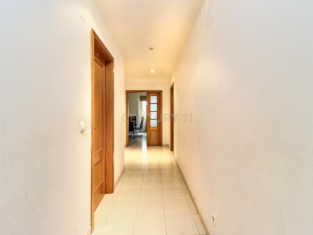 Apartamento T3 com Terraço e Acessibilidade em Amadora - Image 19