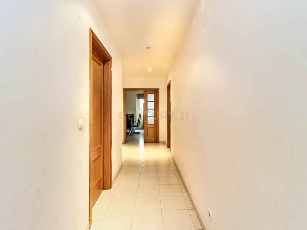 Apartamento T3 com Terraço e Acessibilidade em Amadora - Image 19