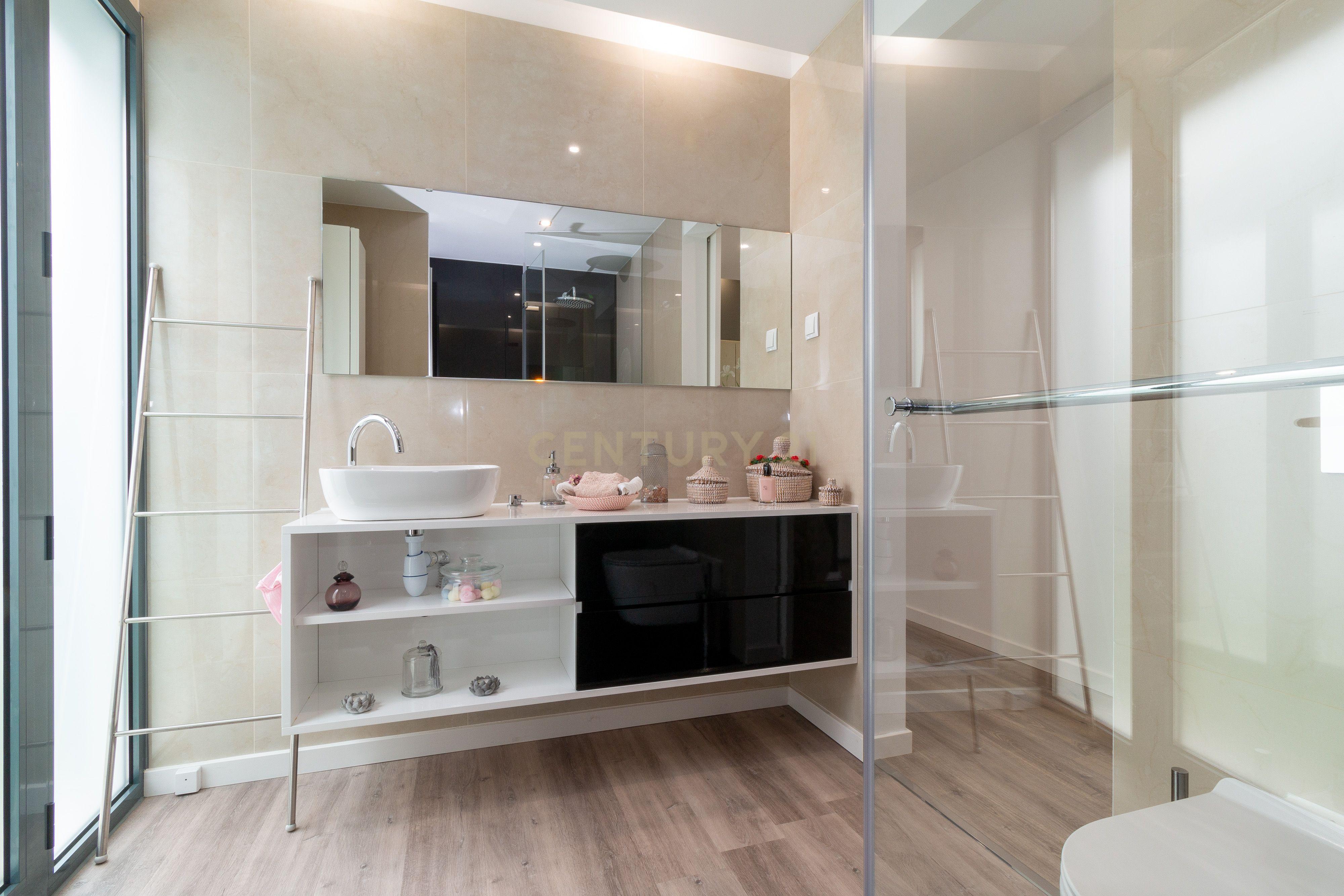 Espaçosa Moradia Térrea Pousos, Leiria: Um Refúgio de Conforto e Elegância - Image 21