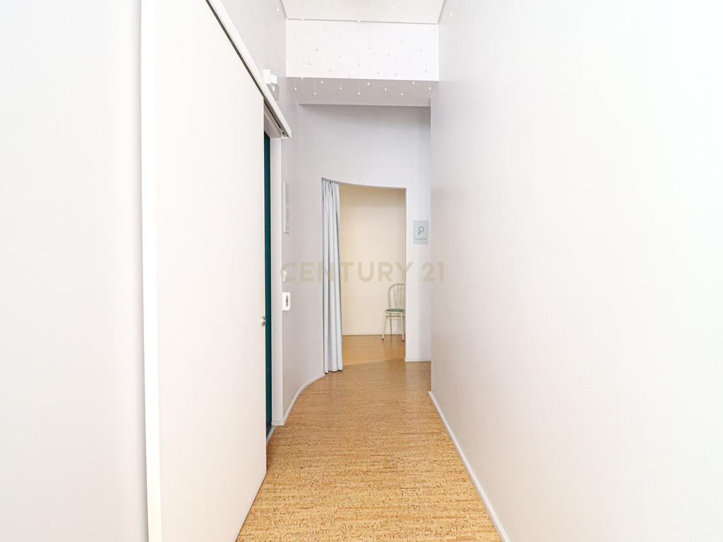 Loja localizada no centro da cidade de Oliveira do Bairro, com cerca de 200m2, distribuídos por dos pisos, junto a todos os serviços. - Image 8