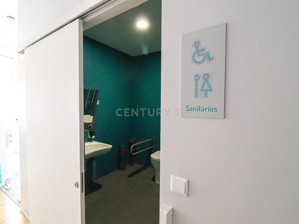 Loja localizada no centro da cidade de Oliveira do Bairro, com cerca de 200m2, distribuídos por dos pisos, junto a todos os serviços. - Image 9