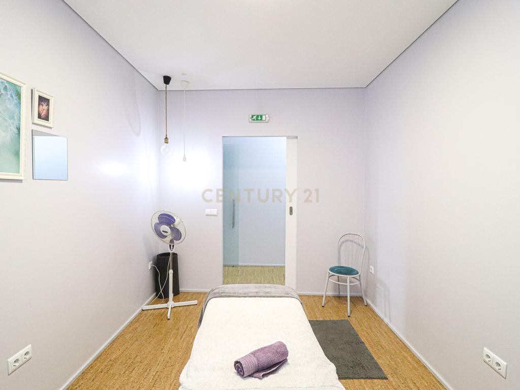 Loja localizada no centro da cidade de Oliveira do Bairro, com cerca de 200m2, distribuídos por dos pisos, junto a todos os serviços. - Image 22